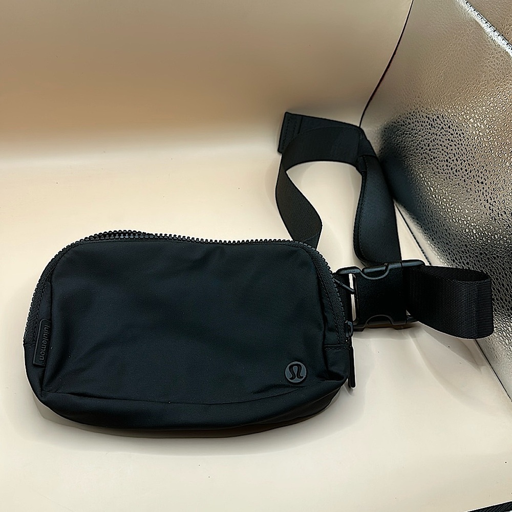 Lululemon Athletica Everywhere Belt Crossbody